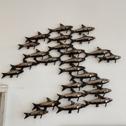 Hochwertiger Fischschwarm für die Wand aus Metall, 83 x 63 cm